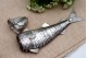 Paliteiro em prata em forma de peixe com estrutura articulada e cabeça basculante