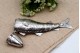 Paliteiro em prata em forma de peixe com estrutura articulada e cabeça basculante