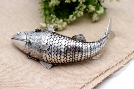Paliteiro em prata em forma de peixe com estrutura articulada e cabeça basculante
