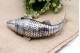 Paliteiro em prata em forma de peixe com estrutura articulada e cabeça basculante