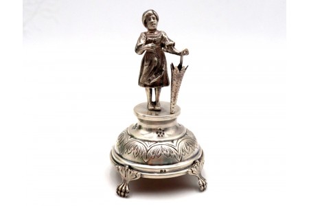Paliteiro em prata com Senhora sobre pedestal com sombrinha na mão, com gravados