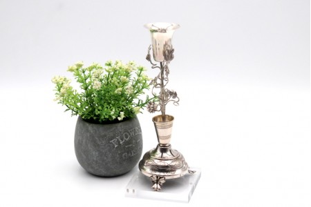  Paliteiro em prata com cálice sobre aplicações de trepadeira com folhas 