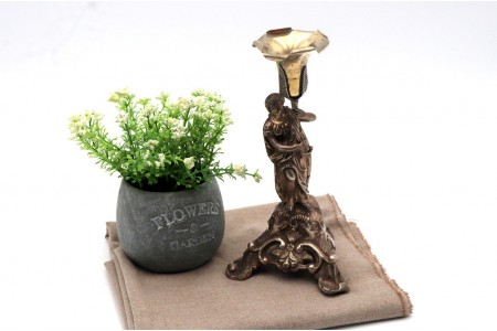  Paliteiro em prata com cálice em dourado em folhas de acanteiro e figura feminina como suporte, sobre base trípode recortada com mascarões e enrolamentos.