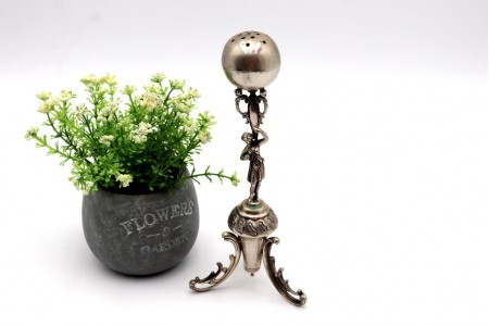 Paliteiro em prata com aplicação de rapaz em pedestral com ânfora 