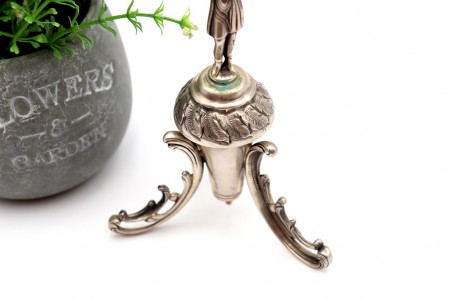 Paliteiro em prata com aplicação de rapaz em pedestral com ânfora 