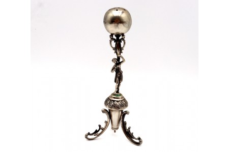 Paliteiro de prata com aplicação de rapaz em pedestral com ânfora 