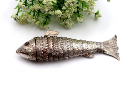 Paliteiro em prata em forma de peixe com estrutura articulada, cabeça basculante