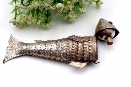  Paliteiro em prata em forma de peixe com estrutura articulada, cabeça basculant