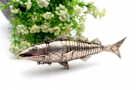 Paliteiro em prata em forma de peixe com estrutura articulada cabeça basculante