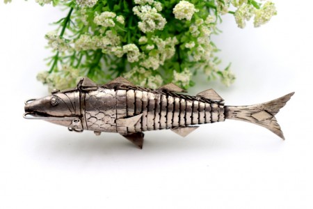 Paliteiro em prata em forma de peixe com estrutura articulada cabeça basculante