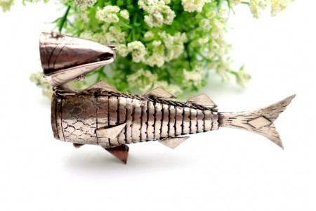 Paliteiro em prata em forma de peixe com estrutura articulada cabeça basculante