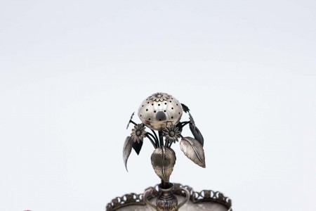  Paliteiro em prata com base em gradinha, bolbo sobre planta florida e folheada, motivos florais guilhochados 