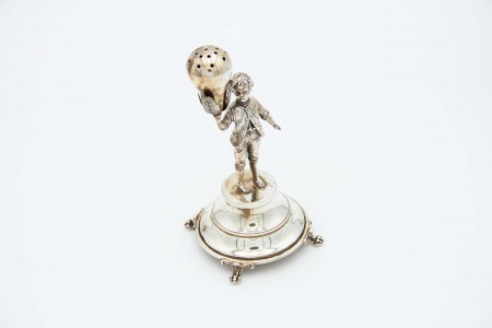 Paliteiro de prata com figura masculina e fruto em vulto perfeito, plinto liso 