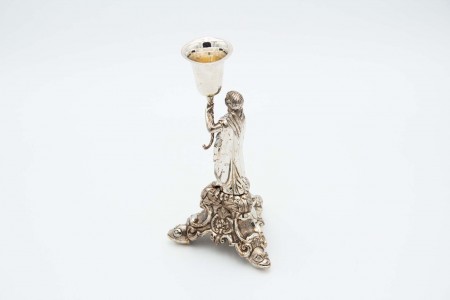 Paliteiro de prata com cálice suportado por figura feminina