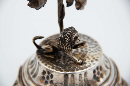 Paliteiro de prata com cálice sobre acanteiro e base circular