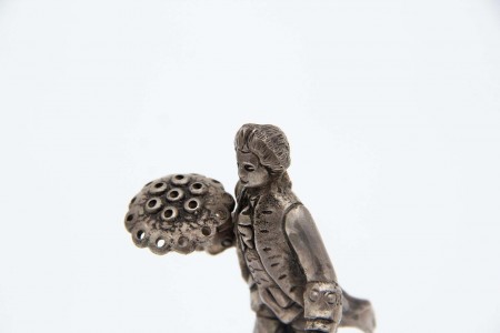 Paliteiro de prata com cavalheiro e bouquet de flores