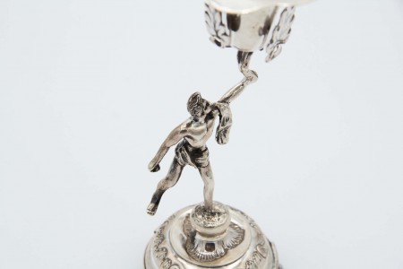 Paliteiro de prata com figura clássica em suporte de cálice Paliteiro de prata com figura clássica em suporte de cálice