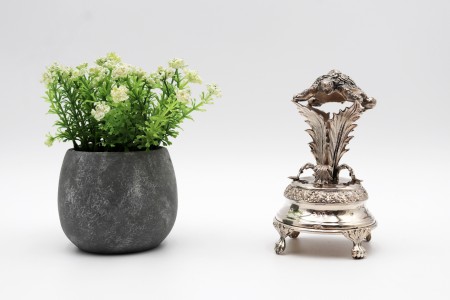  Paliteiro de prata com tartaruga de vulto perfeito assente em folhas de acanto