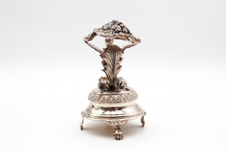  Paliteiro de prata com tartaruga de vulto perfeito assente em folhas de acanto