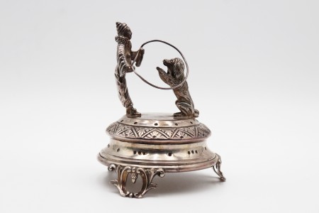 Paliteiro de prata com palhaço domador e leão em salto de corda