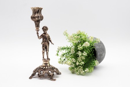 Paliteiro de prata com rapaz suportando túlipa sobre plinto gomado