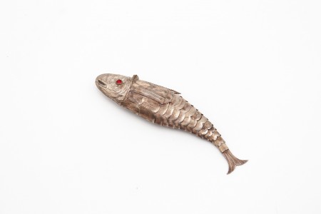 Paliteiro de prata articulada em forma de sardinha e com tampa basculante 