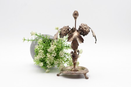Paliteiro em prata em forma de flor e folhas assentes em vaso e base redonda