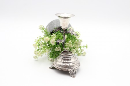 Paliteiro em prata com com cálice sobre trepadeira com folhas de acanto 