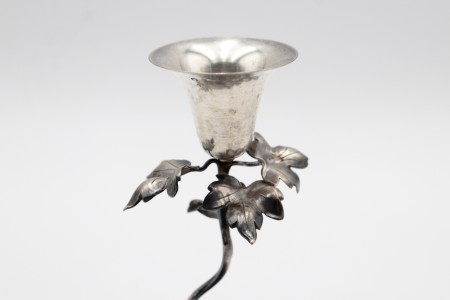 Paliteiro em prata com com cálice sobre trepadeira com folhas de acanto 
