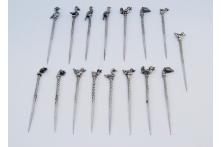 Conjunto de dezasseis palitos em prata com cabo torcido e aplicação de aves na ponta