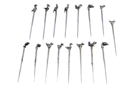 Conjunto de dezasseis palitos em prata com cabo torcido e aplicação de aves na ponta