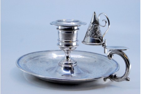 Palmatória em prata com motivos florais e tapa chamas.