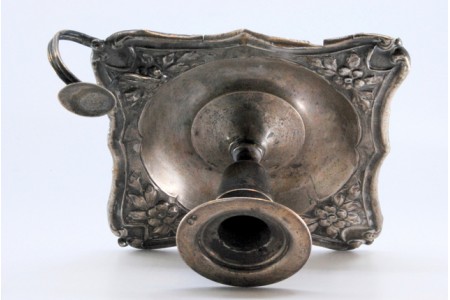 Palmatória em prata com centro liso e rebordo relevado.