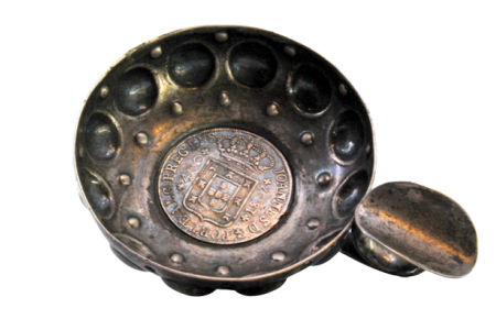 Taça para vinho em prata relevada com meias bolas e moeda de 400 reis no centro.