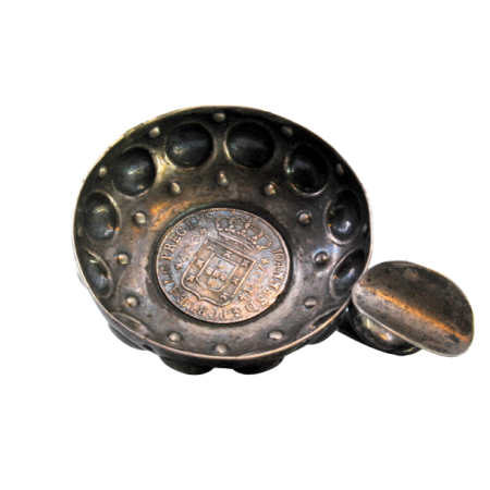 Taça para vinho em prata relevada com meias bolas e moeda de 400 reis no centro.
