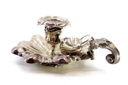 Palmatória em prata com relevos canelados, pega com folhas e tapa chamas.