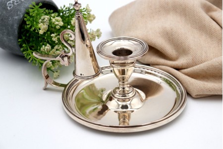  Palmatória em prata lisa com frisos e apagador.