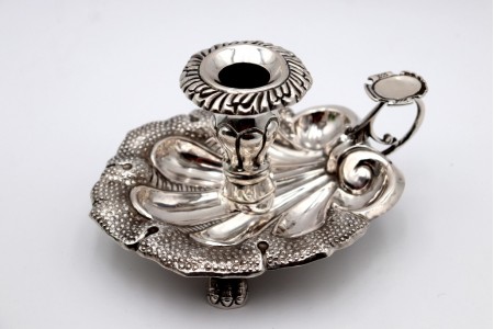  Palmatória em prata com relevos perlados e aplicações na pega 