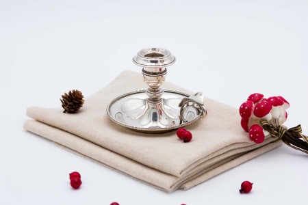 Palmatória em prata lisa com envolvente frisada e base circular.