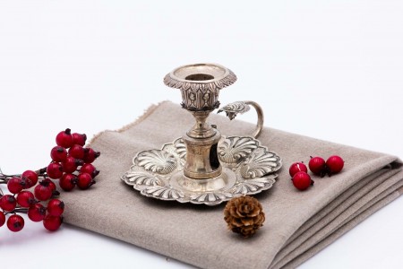 Palmatória em prata com relevos alusivos a flores