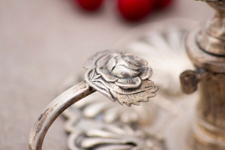 Palmatória em prata com relevos alusivos a flores