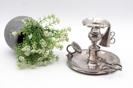 Palmatória em prata com gravados guilhochados, tesoura de morrões e apagador