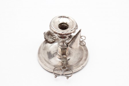 Palmatória em prata com gravados guilhochados, tesoura de morrões e apagador