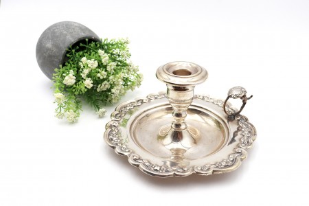 Palmatória em prata com elementos florais relevados e outros destaques