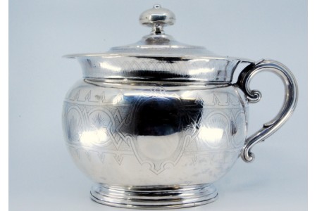  Penico em prata com relevos base circular e pomo na tampa amovível.