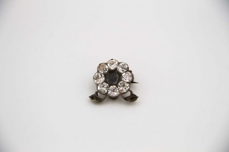 Pingente de prata em forma de flor com pedras brancas calibradas