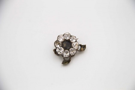 Pingente de prata em forma de flor com pedras brancas calibradas