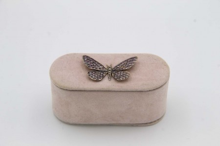 Pingente de ouro em forma de borboleta com ametistas calibradas e três diamantes 8/8.