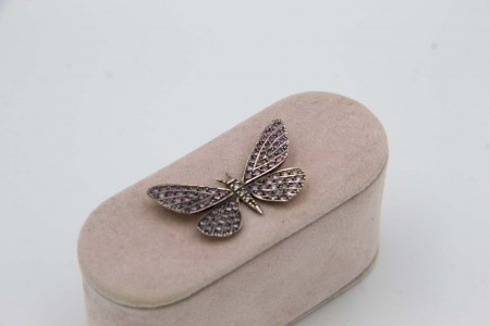 Pingente de ouro em forma de borboleta com ametistas calibradas e três diamantes 8/8.