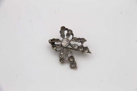 Pregadeira de prata em formaro de laço com quartzos - Minas Novas - aplicadas.